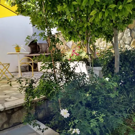 Grande Vista - Lovely With Private Spacious Lush Mediterranean Patio And Sea View Apartmán