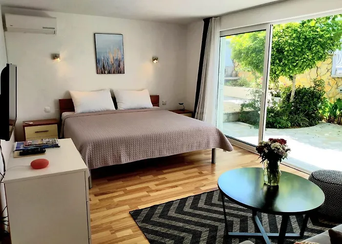 Grande Vista - Lovely With Private Spacious Lush Mediterranean Patio And Sea View *