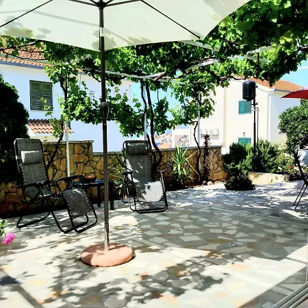 Grande Vista - Lovely With Private Spacious Lush Mediterranean Patio And Sea View Apartman Trogir