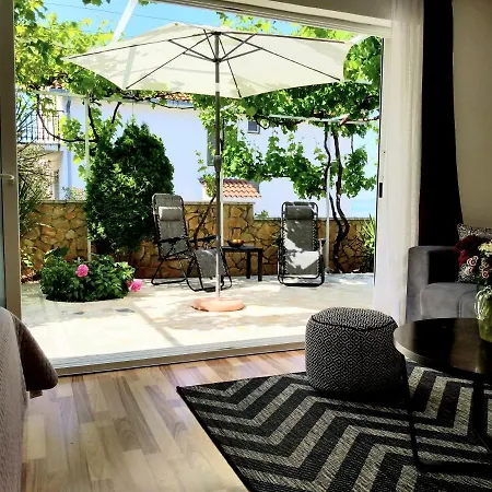 Grande Vista - Lovely With Private Spacious Lush Mediterranean Patio And Sea View