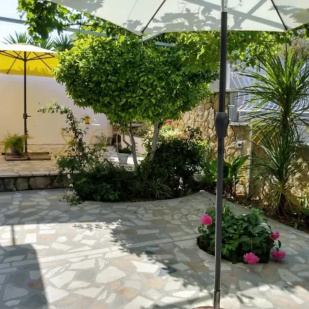 Grande Vista - Lovely With Private Spacious Lush Mediterranean Patio And Sea View 特罗吉尔