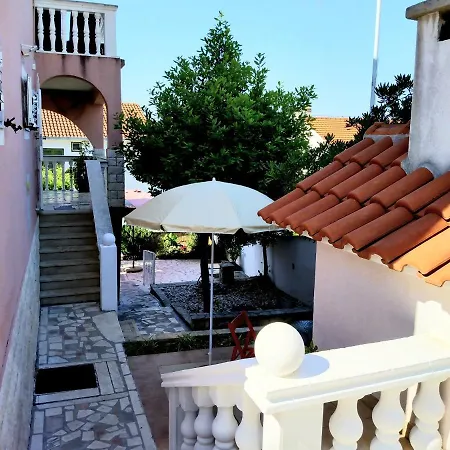 Apartman Grande Vista - Lovely With Private Spacious Lush Mediterranean Patio And Sea View