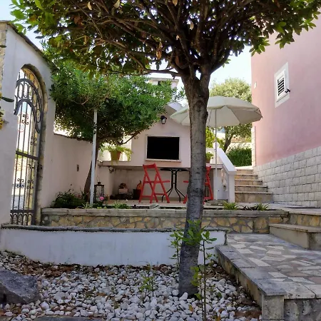 Grande Vista - Lovely With Private Spacious Lush Mediterranean Patio And Sea View 特罗吉尔