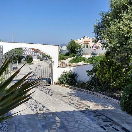 Grande Vista - Lovely With Private Spacious Lush Mediterranean Patio And Sea View Apartman *