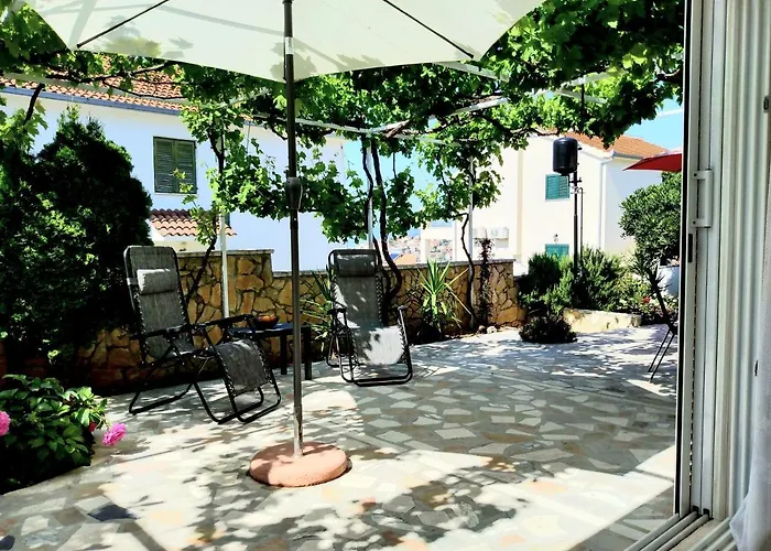 Grande Vista - Lovely With Private Spacious Lush Mediterranean Patio And Sea View Appartement Trogir
