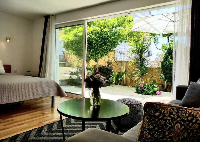 Grande Vista - Lovely With Private Spacious Lush Mediterranean Patio And Sea View Appartement Trogir