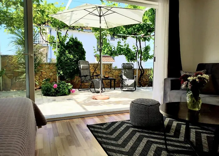 Grande Vista - Lovely With Private Spacious Lush Mediterranean Patio And Sea View