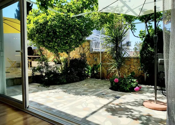 Grande Vista - Lovely With Private Spacious Lush Mediterranean Patio And Sea View *