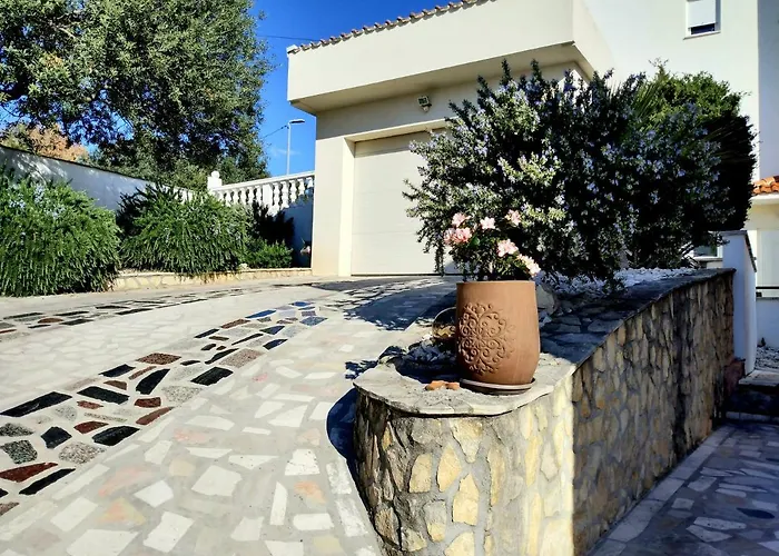 Grande Vista - Lovely With Private Spacious Lush Mediterranean Patio And Sea View *