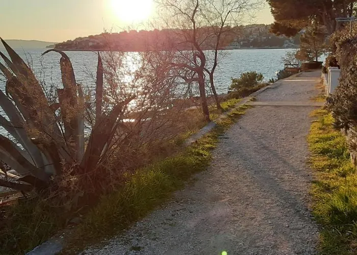 Grande Vista - Lovely With Private Spacious Lush Mediterranean Patio And Sea View Appartement Trogir